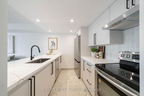 Photo 7 at 1111 - 77 Harbour Square, Waterfront Communities C1, Toronto