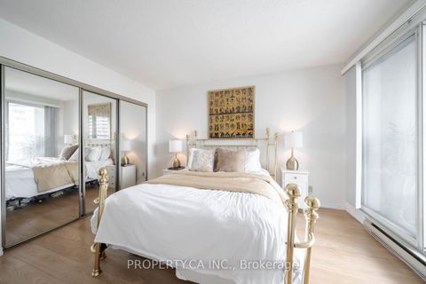 Photo 22 at 1111 - 77 Harbour Square, Waterfront Communities C1, Toronto