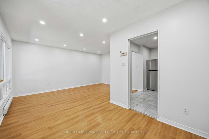 Photo 7 at 142 Thorny Vineway, Bayview Village, Toronto