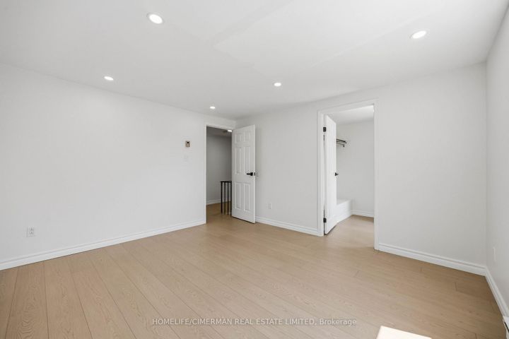 Photo 11 at 142 Thorny Vineway, Bayview Village, Toronto