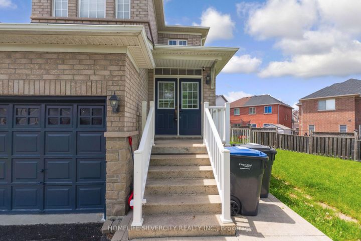 Photo 3 at 6 Aria Lane, Bramalea North Industrial, Brampton