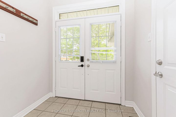 Photo 4 at 6 Aria Lane, Bramalea North Industrial, Brampton