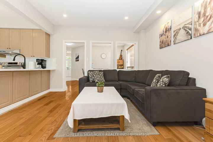 Photo 10 at 6 Aria Lane, Bramalea North Industrial, Brampton