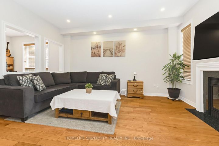 Photo 12 at 6 Aria Lane, Bramalea North Industrial, Brampton