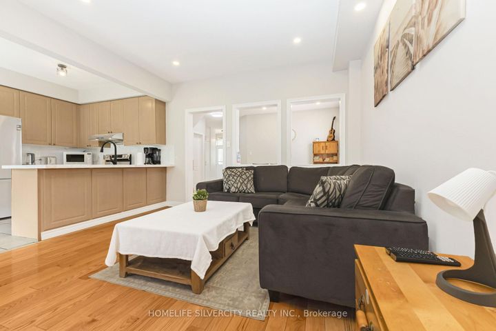 Photo 13 at 6 Aria Lane, Bramalea North Industrial, Brampton