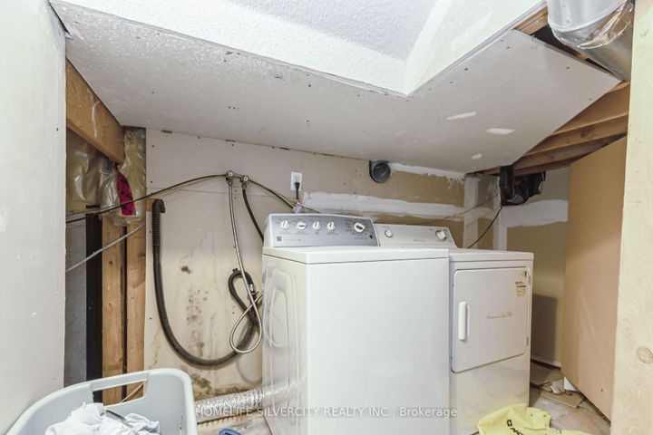 Photo 42 at 6 Aria Lane, Bramalea North Industrial, Brampton