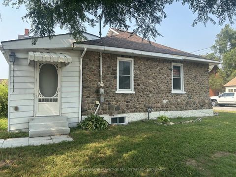 Photo 2 at 36 Sanford Street, Sanford, Barrie