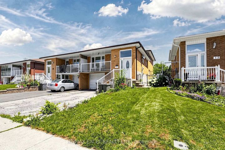 Photo 1 at 216 Shawnee Circle, Pleasant View, Toronto