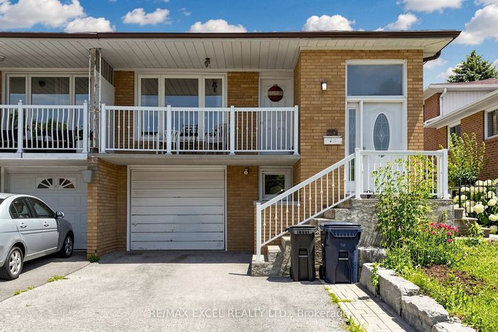 Photo 2 at 216 Shawnee Circle, Pleasant View, Toronto