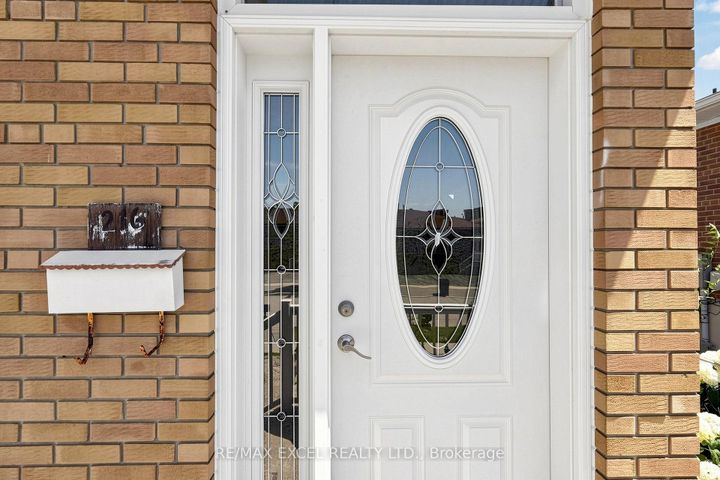 Photo 3 at 216 Shawnee Circle, Pleasant View, Toronto