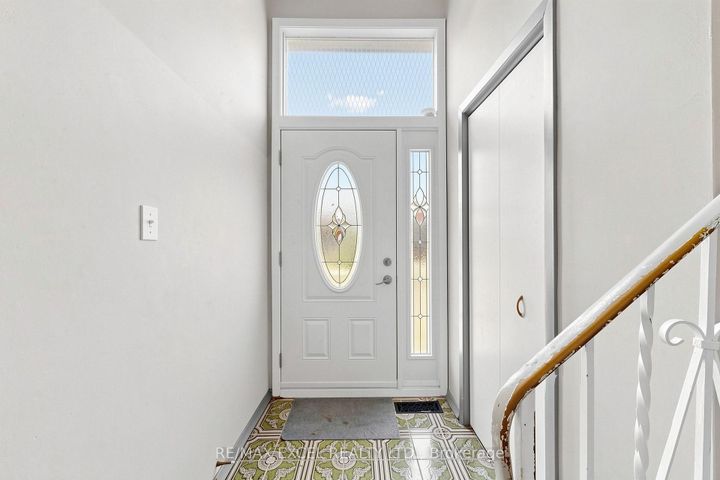 Photo 4 at 216 Shawnee Circle, Pleasant View, Toronto