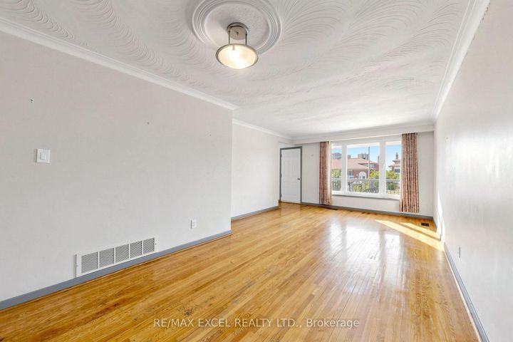 Photo 5 at 216 Shawnee Circle, Pleasant View, Toronto