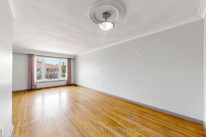 Photo 6 at 216 Shawnee Circle, Pleasant View, Toronto
