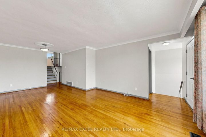 Photo 7 at 216 Shawnee Circle, Pleasant View, Toronto