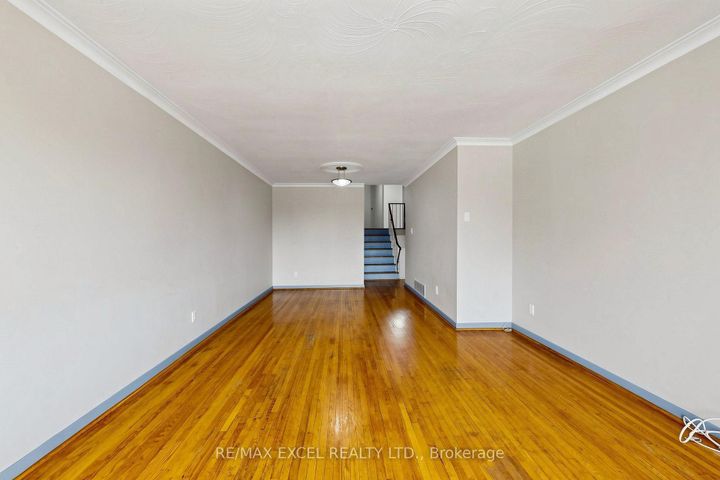 Photo 8 at 216 Shawnee Circle, Pleasant View, Toronto