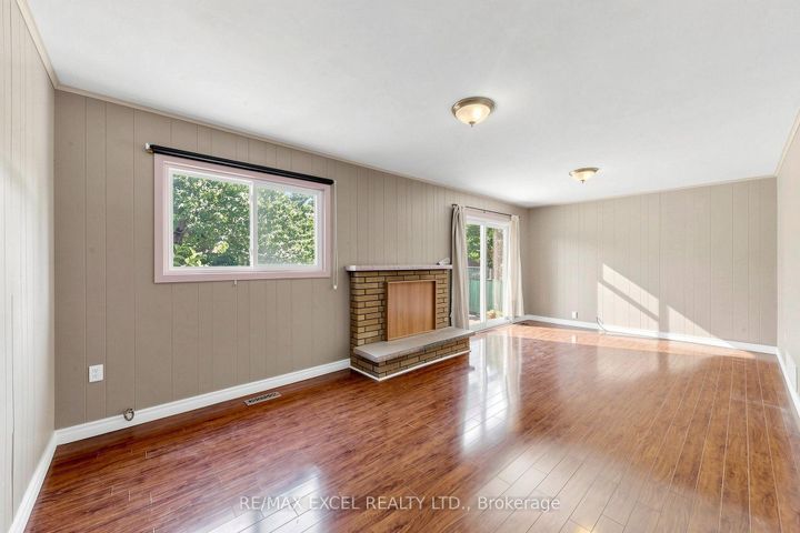 Photo 9 at 216 Shawnee Circle, Pleasant View, Toronto