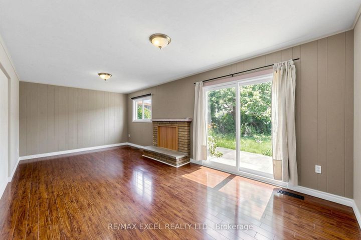 Photo 10 at 216 Shawnee Circle, Pleasant View, Toronto