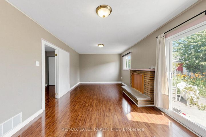 Photo 11 at 216 Shawnee Circle, Pleasant View, Toronto