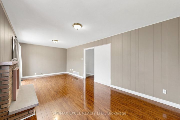 Photo 12 at 216 Shawnee Circle, Pleasant View, Toronto