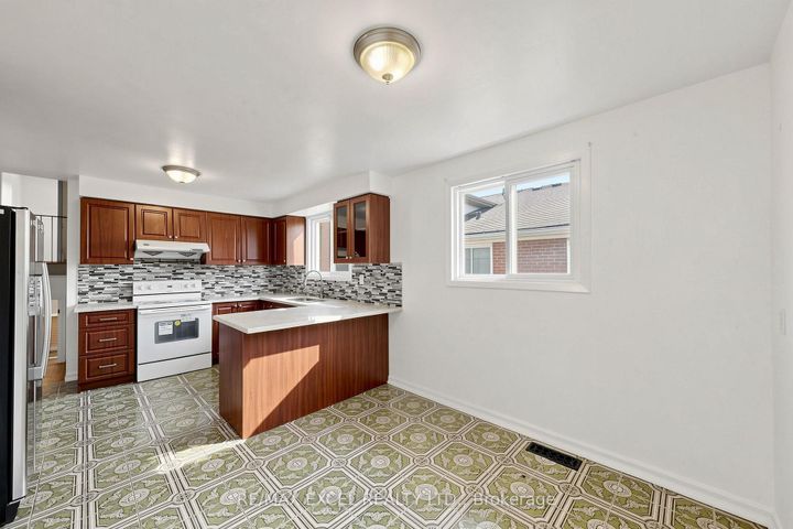 Photo 13 at 216 Shawnee Circle, Pleasant View, Toronto