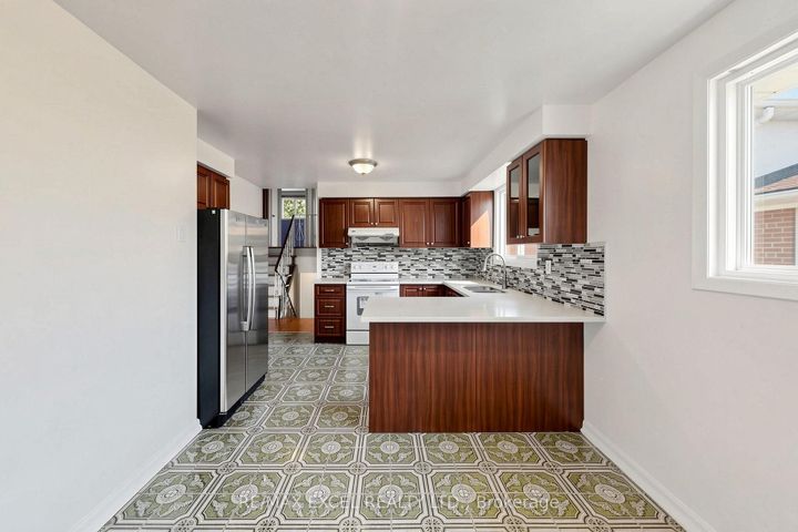 Photo 14 at 216 Shawnee Circle, Pleasant View, Toronto