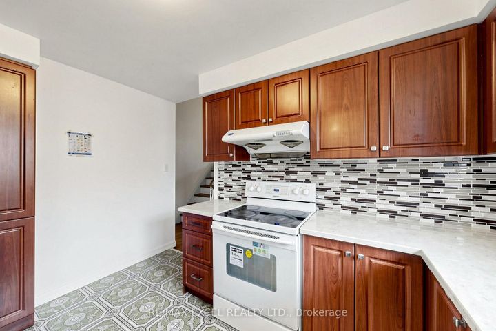Photo 16 at 216 Shawnee Circle, Pleasant View, Toronto