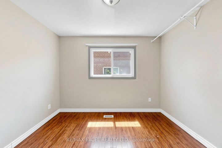 Photo 18 at 216 Shawnee Circle, Pleasant View, Toronto