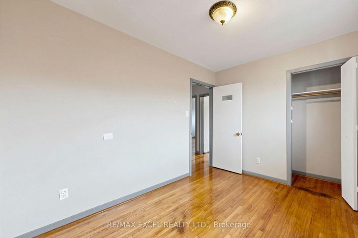 Photo 24 at 216 Shawnee Circle, Pleasant View, Toronto