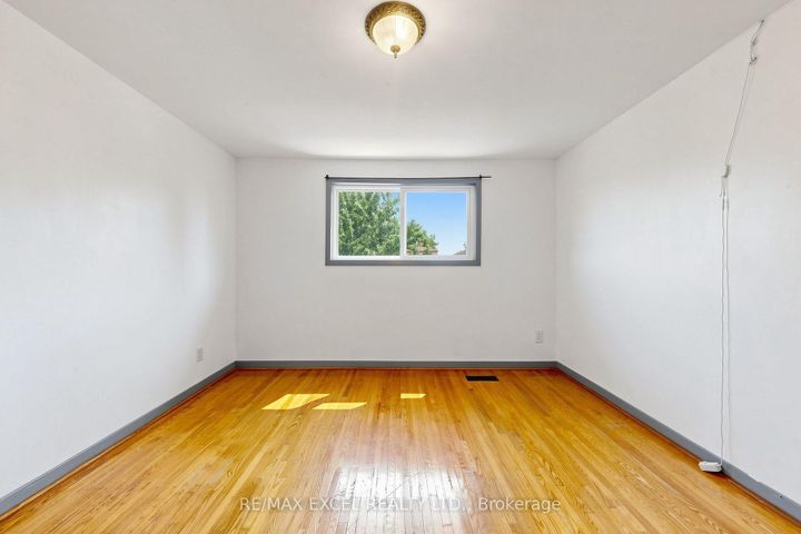 Photo 25 at 216 Shawnee Circle, Pleasant View, Toronto