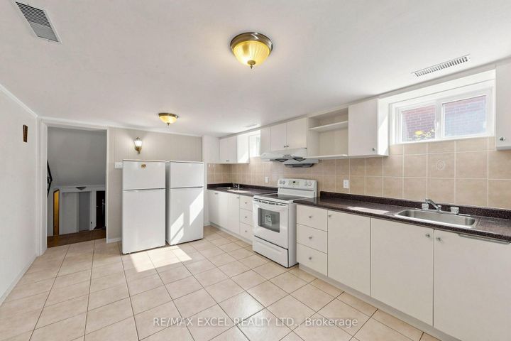 Photo 38 at 216 Shawnee Circle, Pleasant View, Toronto
