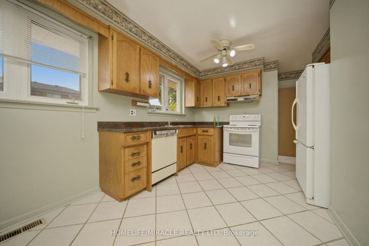 Photo 10 at 7089 Landen Court, Malton, Mississauga