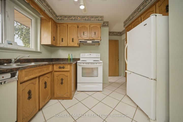 Photo 11 at 7089 Landen Court, Malton, Mississauga