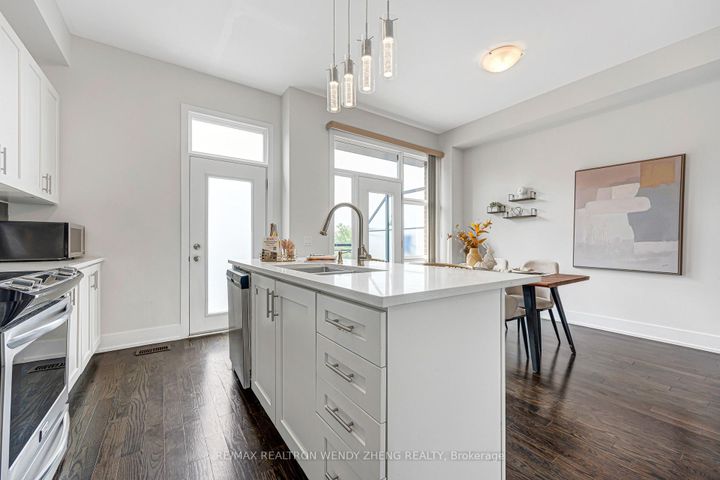Photo 7 at 9184 Bathurst Street, Patterson, Vaughan