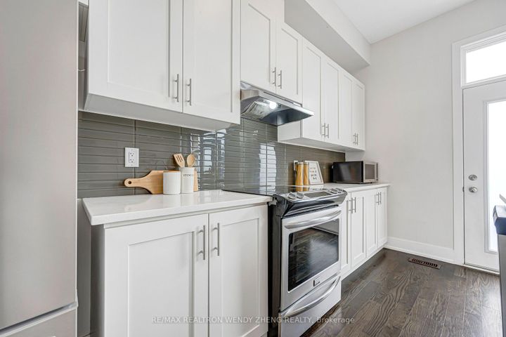 Photo 8 at 9184 Bathurst Street, Patterson, Vaughan