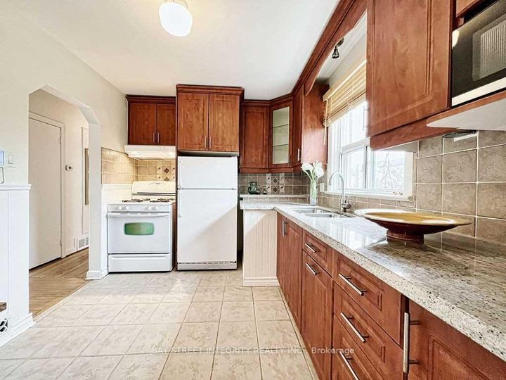 Photo 3 at 505 Sandmere Place, WO West, Oakville