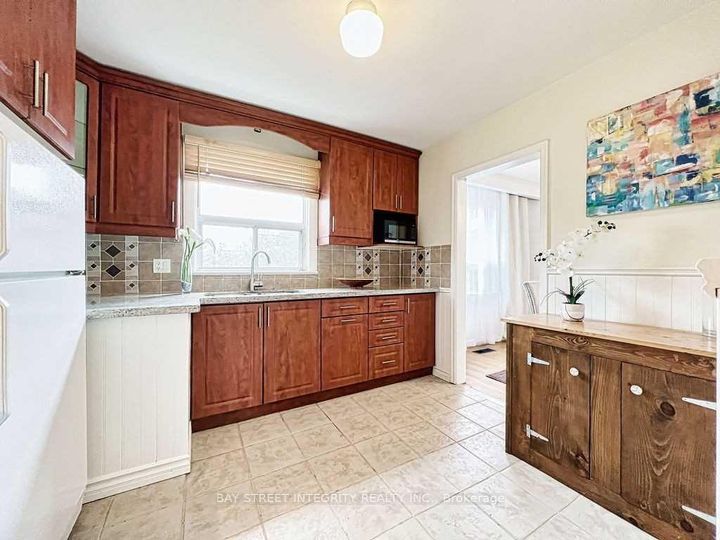 Photo 4 at 505 Sandmere Place, WO West, Oakville