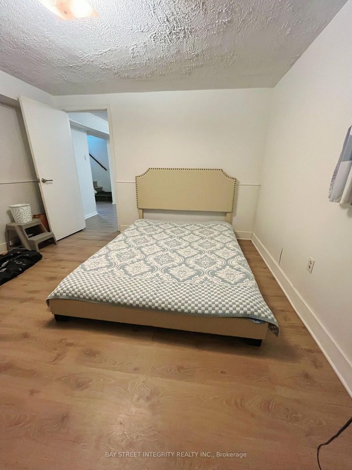 Photo 14 at 505 Sandmere Place, WO West, Oakville
