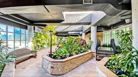 Photo 3 at 718 - 11 Townsgate Drive, Yorkhill, Vaughan