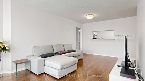 Photo 8 at 718 - 11 Townsgate Drive, Yorkhill, Vaughan