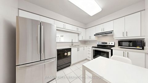 Photo 10 at 718 - 11 Townsgate Drive, Yorkhill, Vaughan