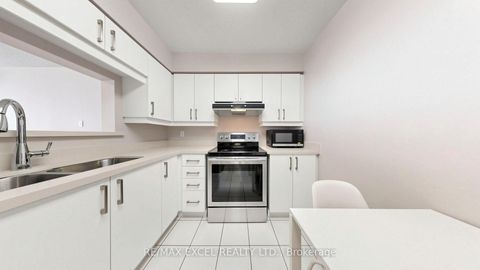Photo 11 at 718 - 11 Townsgate Drive, Yorkhill, Vaughan