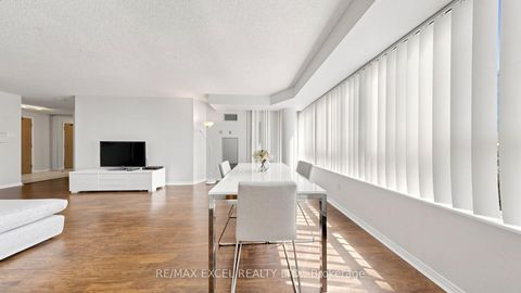 Photo 16 at 718 - 11 Townsgate Drive, Yorkhill, Vaughan
