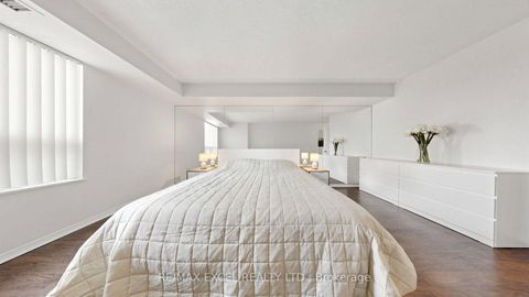 Photo 19 at 718 - 11 Townsgate Drive, Yorkhill, Vaughan