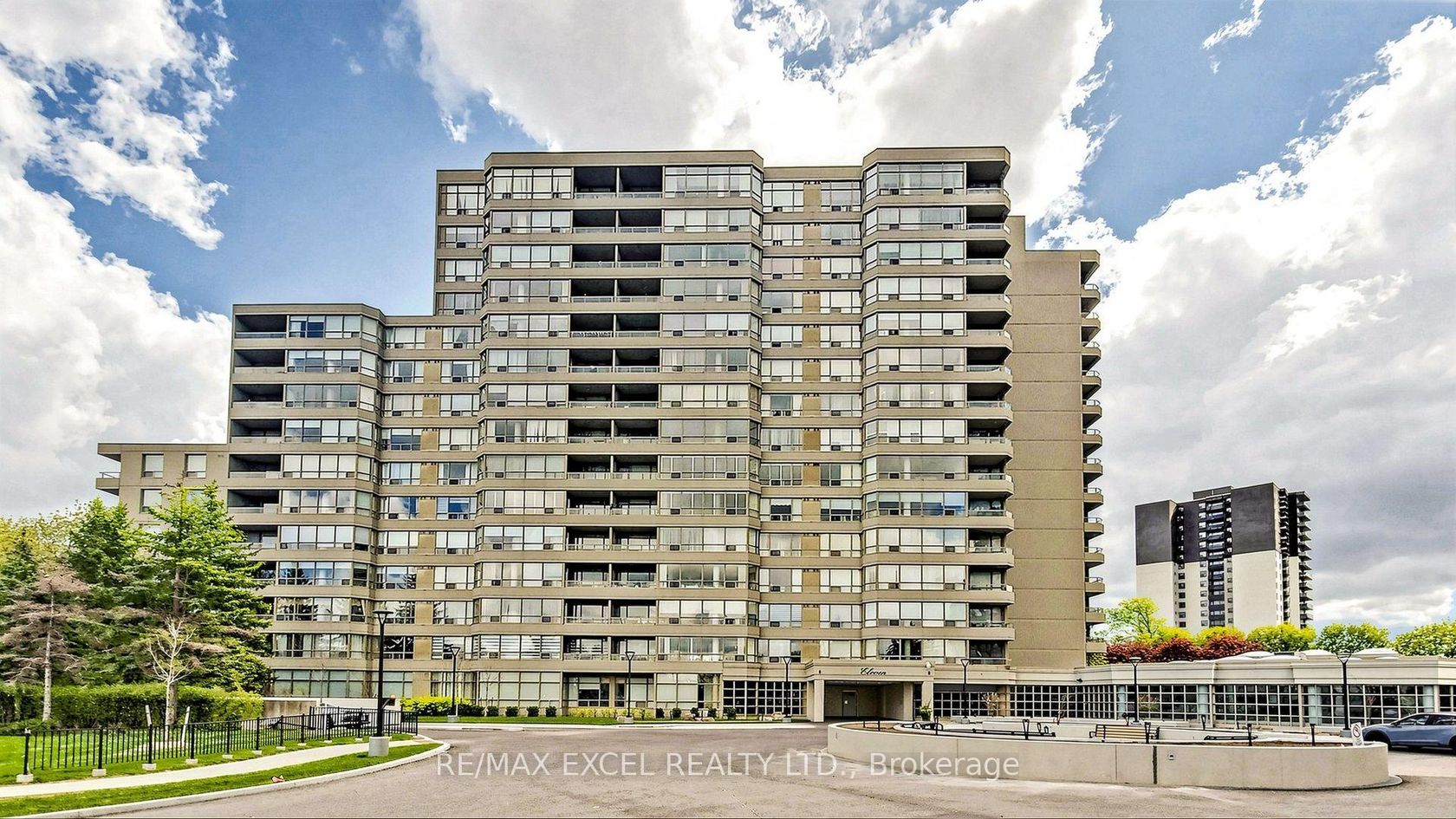 718 - 11 Townsgate Drive, Yorkhill, Vaughan photo number 2