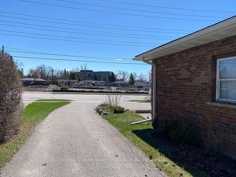 Photo 3 at 552 Big Bay Point Road, Painswick North, Barrie