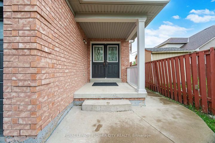 Photo 3 at 25 Skylar Circle, Bram East, Brampton
