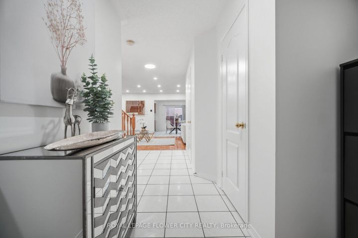Photo 4 at 25 Skylar Circle, Bram East, Brampton
