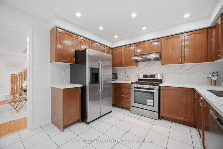 Photo 9 at 25 Skylar Circle, Bram East, Brampton