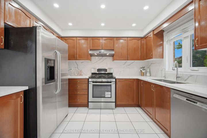 Photo 10 at 25 Skylar Circle, Bram East, Brampton
