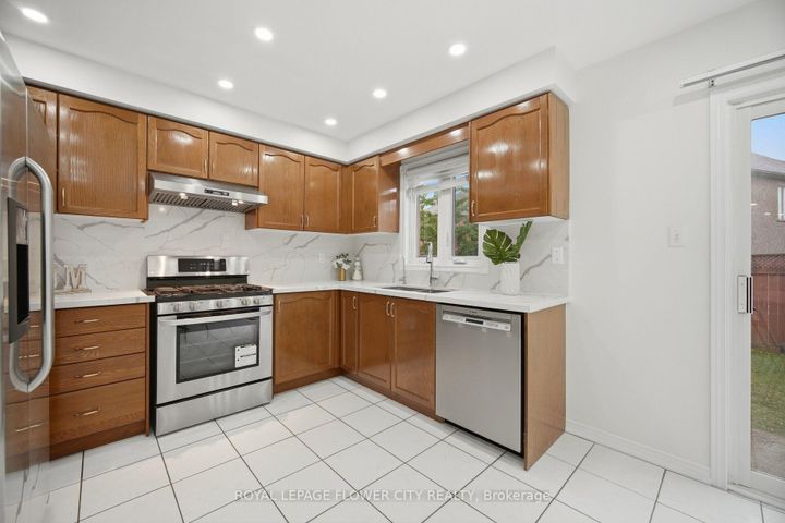 Photo 11 at 25 Skylar Circle, Bram East, Brampton